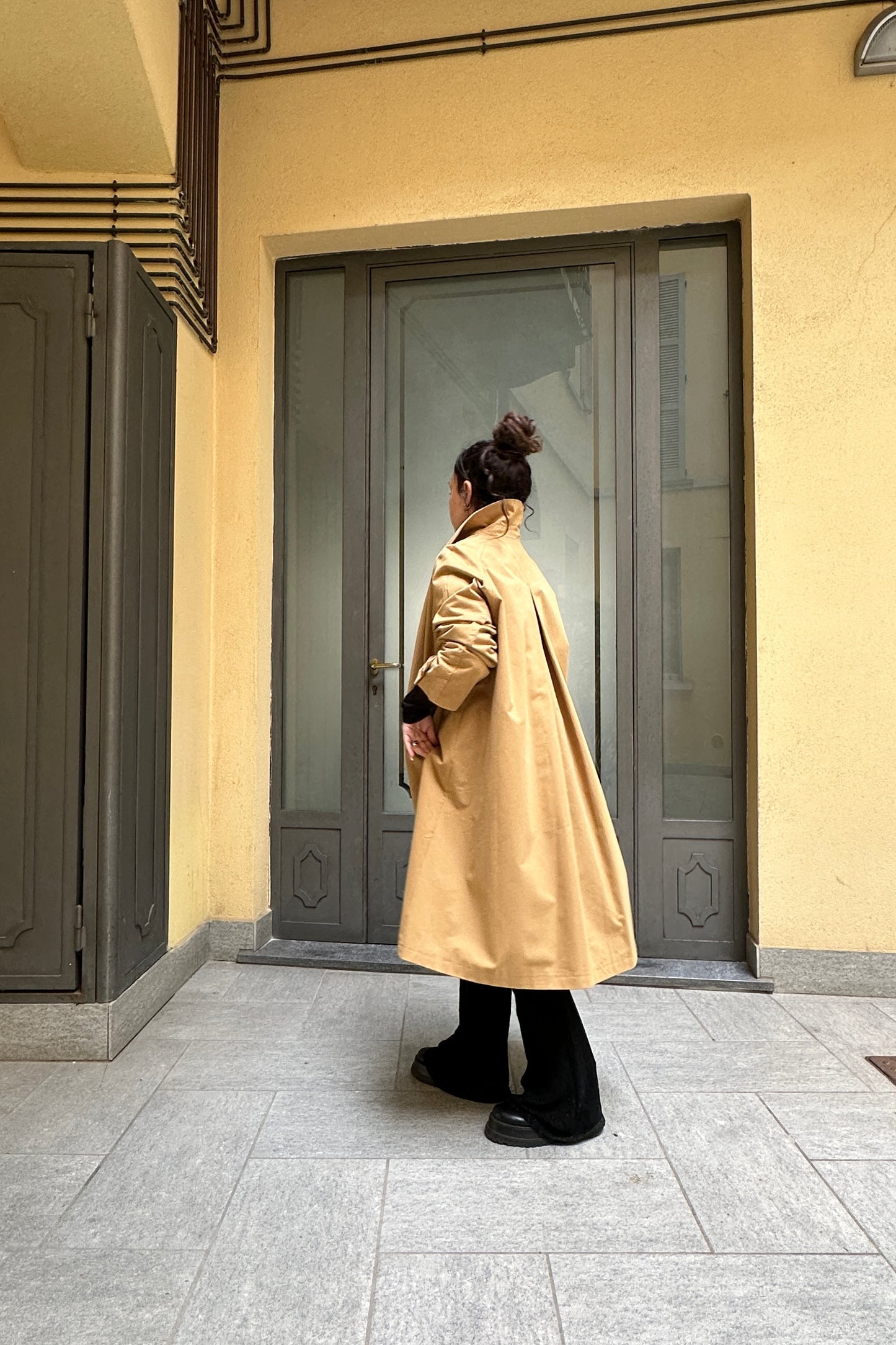 Trench due bottoni